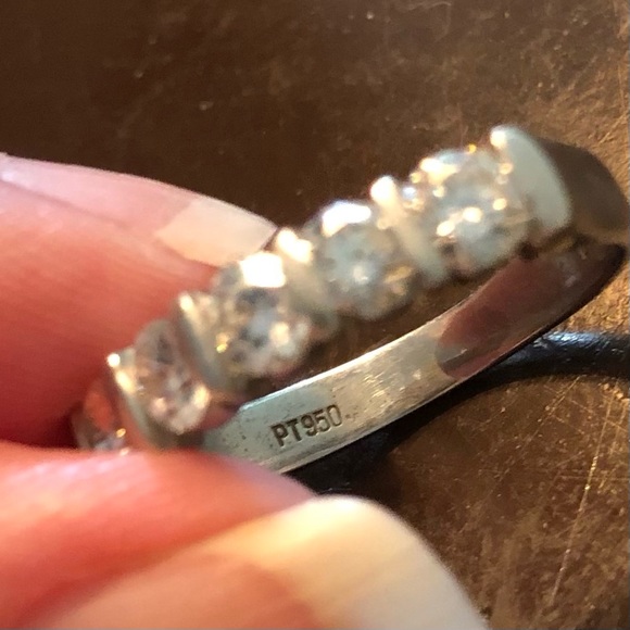 Natural diamond 5 stone 0.75 total carat weight platinum ring - Picture 4 of 15